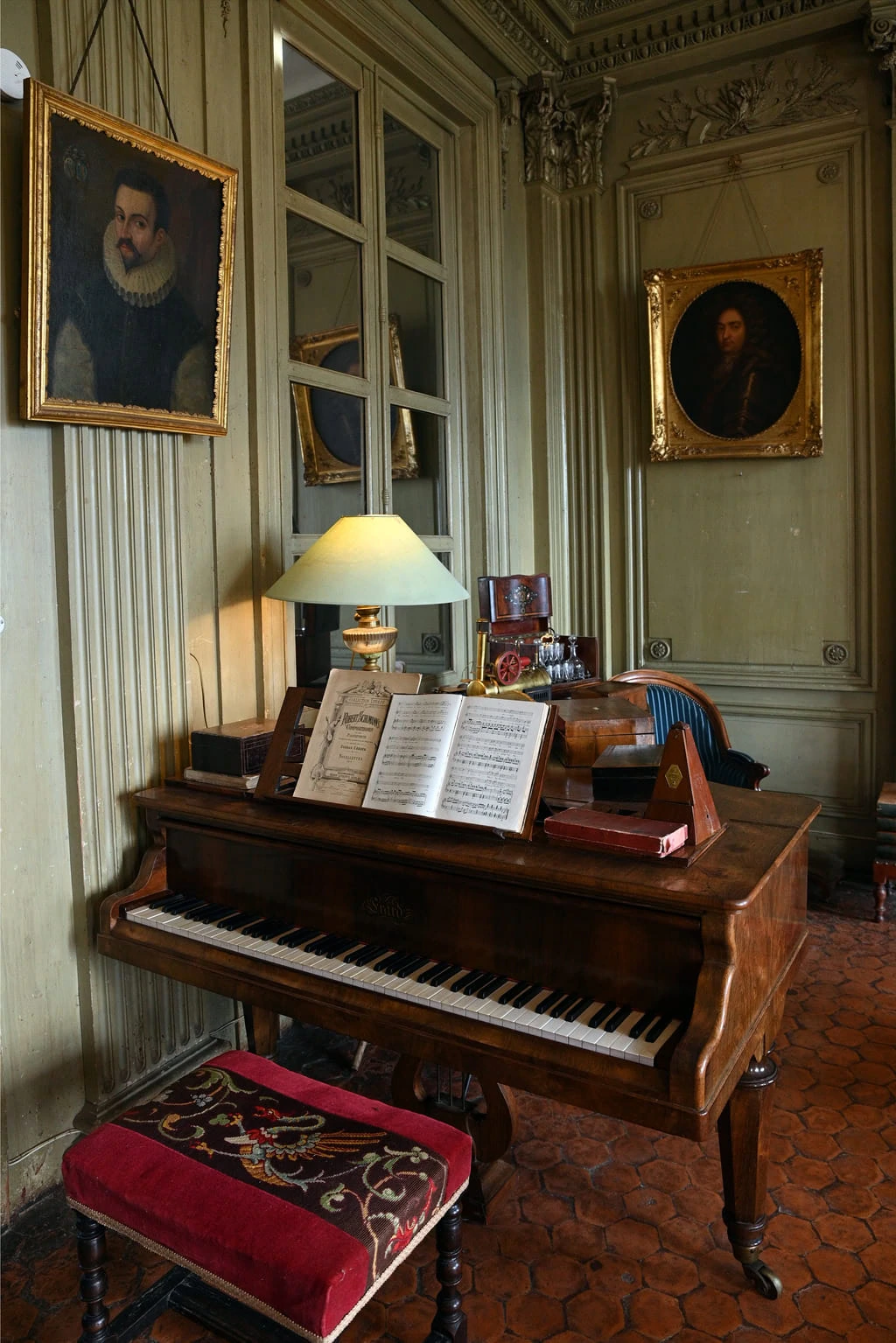 Piano d'époque château lachal valfleury photo jérôme abou