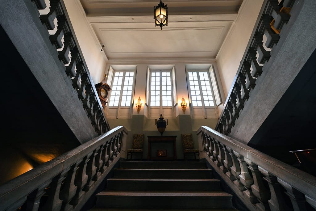 Escalier principal château lachal valfleury photo jérôme abou