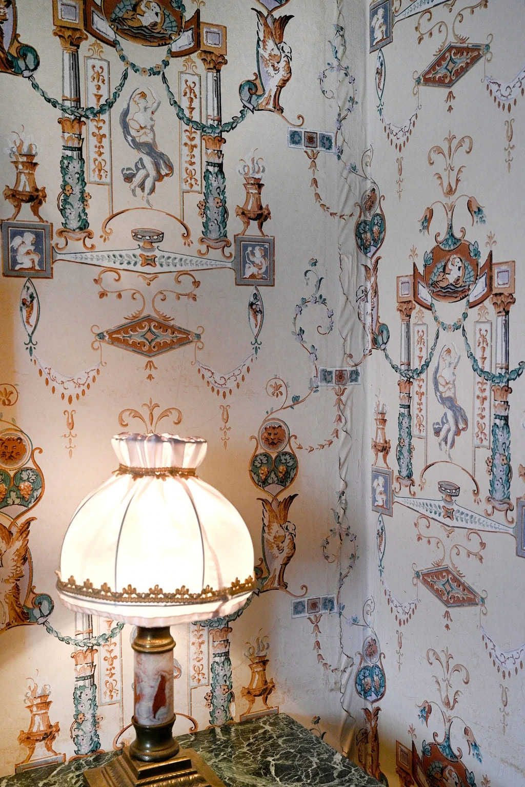 Lampe et tapisserie d'époque château lachal valfleury photo jérôme abou188