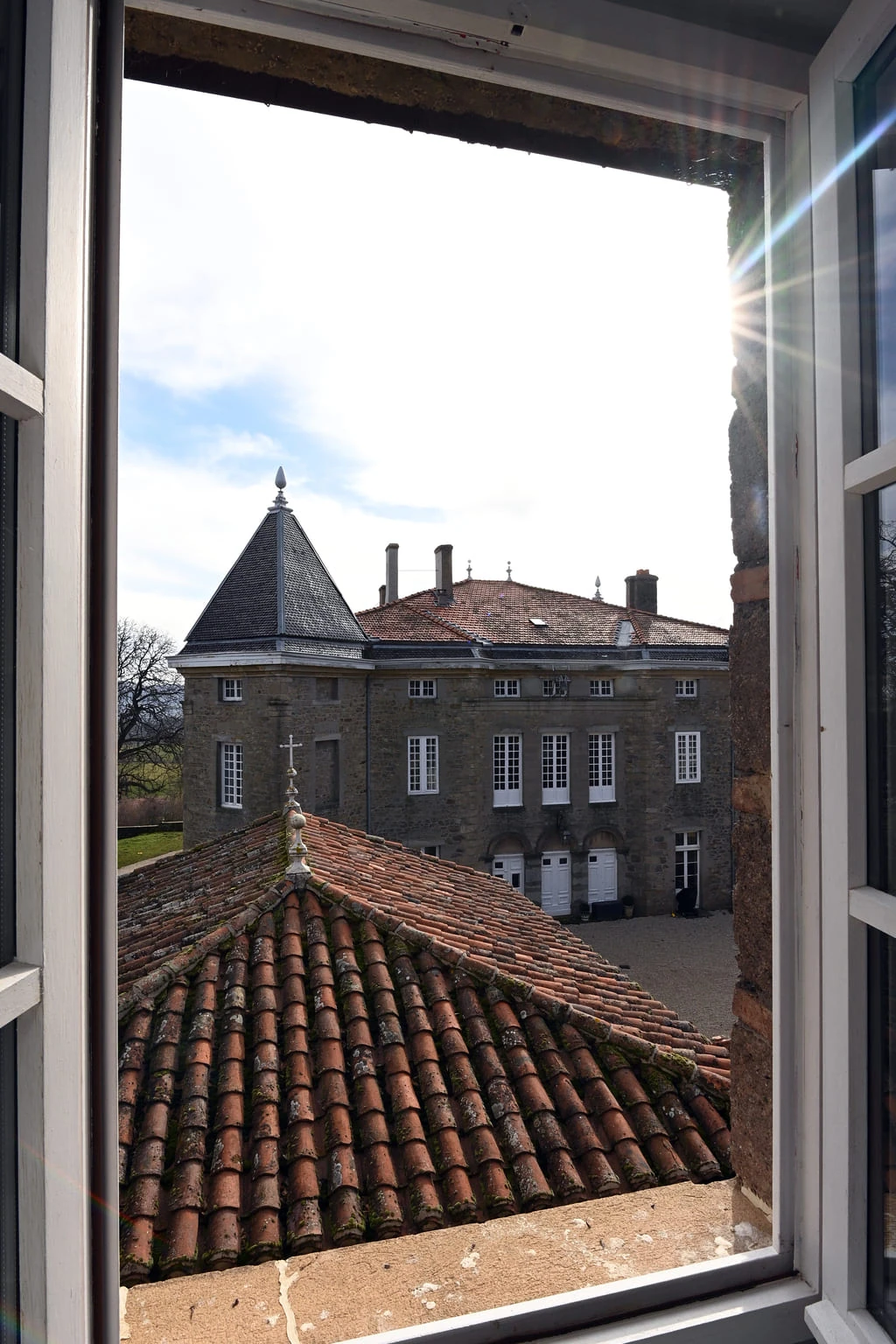 vue sur cour château lachal valfleury photo jérôme abou