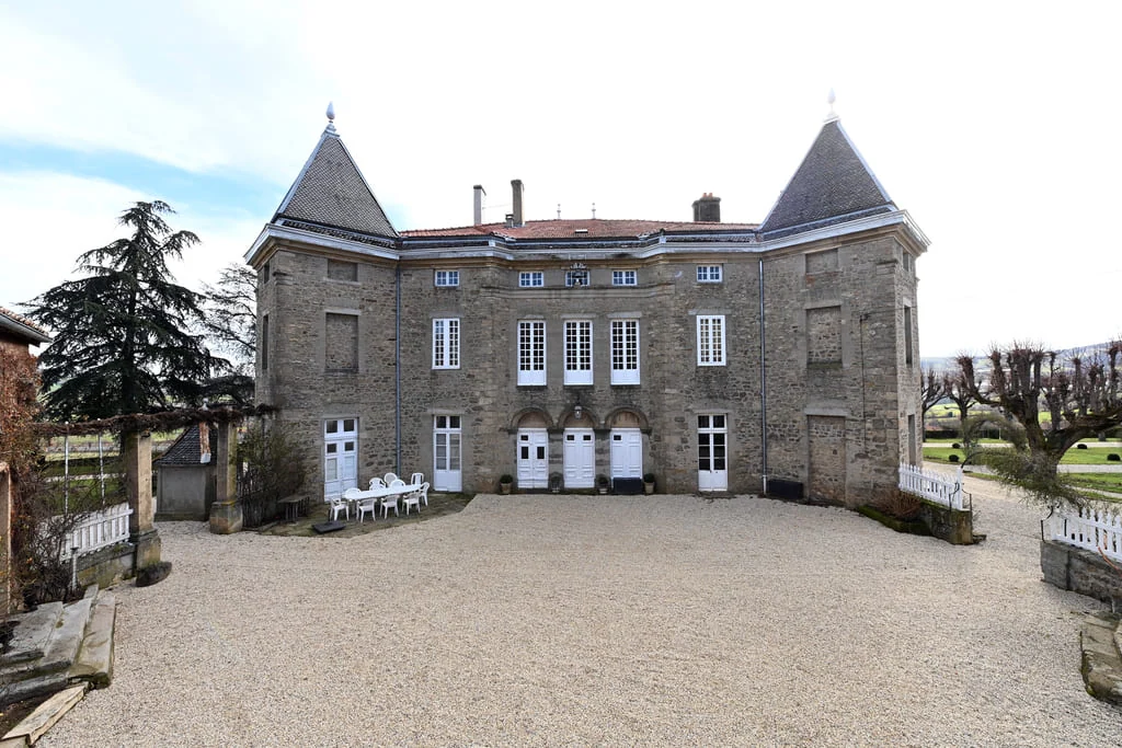 cour du château château lachal valfleury photo jérôme abou